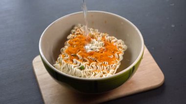 Lezzetli Ramen Şehriye Çorbası Yapımı - Tüm Süreç