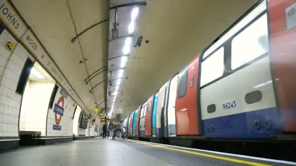 ロンドン チューブ列車が到着し 人々が出入りし そしてタイムラプスを出発 ロンドン 2019年6月 — ストック動画