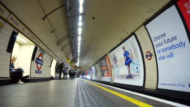 Metrotrein Londen Aangekomen Bij Station Deuropening Londen Verenigd Koninkrijk Juni — Stockvideo