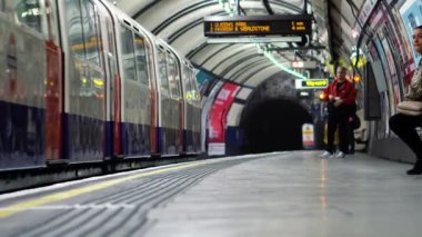 Londra 'ya Giden Metro İstasyonu ve Banliyö treni, Uk - Haziran 2019