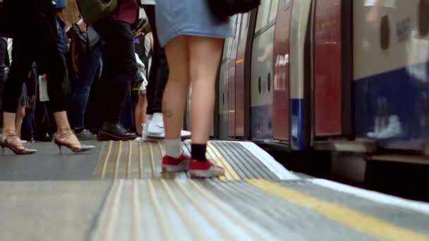 Pieds Banlieusards Alors Que Train Souterrain Arrive Les Gens Entrent — Video