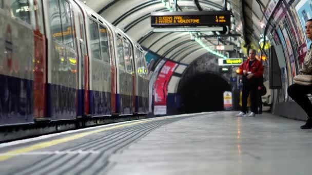 Metro Trein Aankomst Het Station Pendelaars Intredend Londen Verenigd Koninkrijk — Stockvideo
