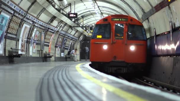 Metro Van Londen Arriveert Mensen Gaan Binnen Vertrekken Vervolgens Londen — Stockvideo
