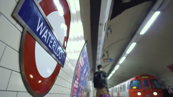 Waterloo Metrostation Sign While Train Arriving Platform London Verenigd Koninkrijk — Stockvideo