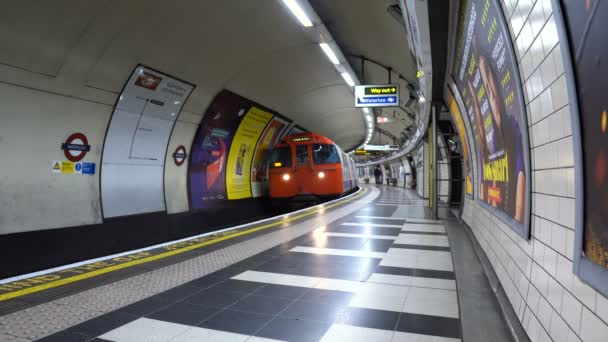 Londons Tunnelbanetåg Anländer Och Pendlar Avgår London Storbritannien Juni 2019 — Stockvideo