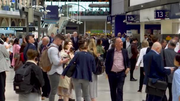 英国ロンドンのウォータールー駅でラッシュ時の通勤客数 6月2019 — ストック動画