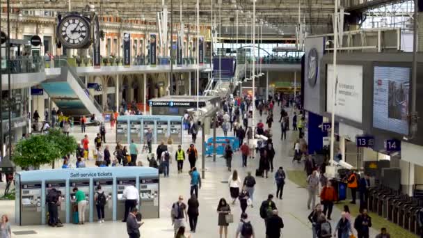 Dojíždějící Vlakovém Nádraží Waterloo Londýně Velká Británie Červen 2019 — Stock video