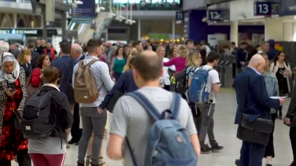 Estación Tren Abarrotada Con Miles Viajeros Durante Hora Punta Londres — Vídeo de stock