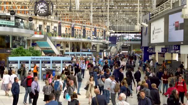 Толпа Пассажиров Железнодорожной Станции Ватерлоо Лондоне Великобритания Июнь 2019 Года — стоковое видео