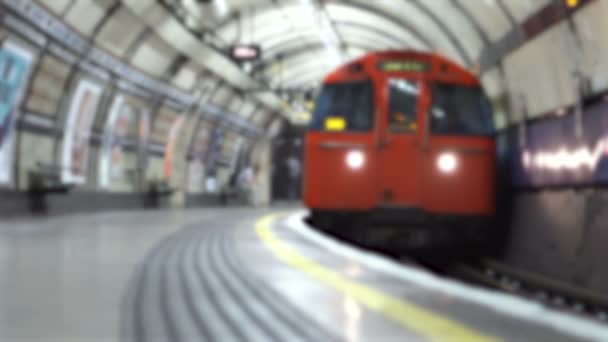フォーカスからロンドン地下鉄が駅に到着し 通勤客が出てくる — ストック動画