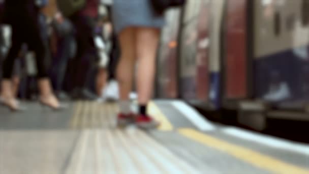 Füße Von Pendlern Bahnhof Während Der Zug London Einfährt Kommerziell — Stockvideo