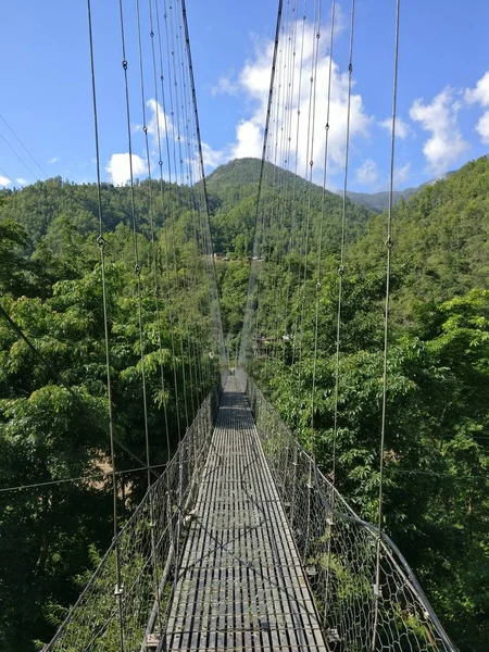 Κρεμαστή Γέφυρα Οδηγεί Προς Πράσινο Λόφο — Φωτογραφία Αρχείου