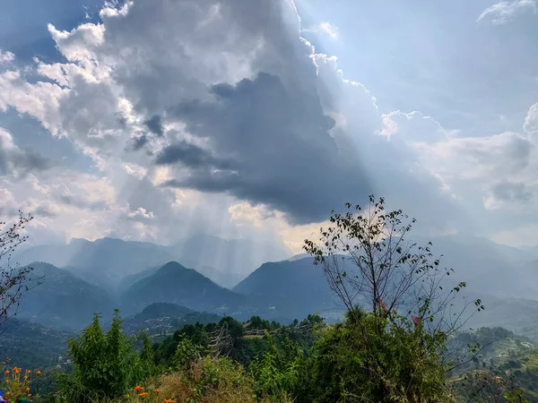 Raios Solares Que Saem Das Nuvens — Fotografia de Stock