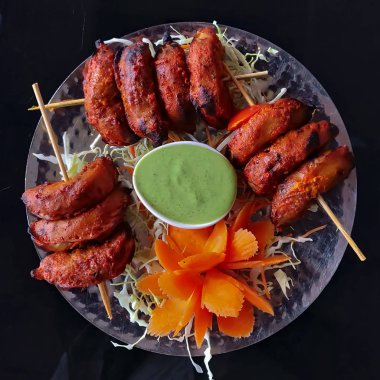 Tandır tavuk momo sopa gıda olarak sunulan