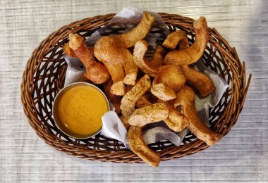 Yağda kızartılmış tavuk sosis