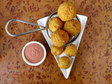 Peynir bomba beyaz tabak içinde mayonez sos ile