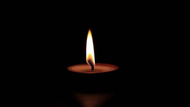Diwali veya Deepawali festival sırasında kullanılan başlıca karanlıkta parlayan bir tereyağı lamba mum