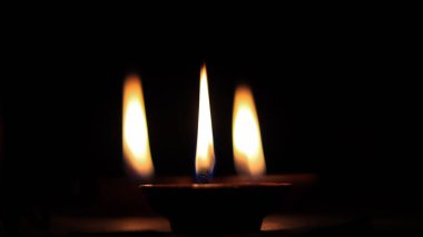 Diwali veya Deepawali festival sırasında kullanılan başlıca karanlıkta parlayan üç tereyağı lamba mum