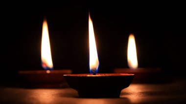 Diwali veya Deepawali festival sırasında kullanılan başlıca karanlıkta parlayan üç tereyağı lamba mum