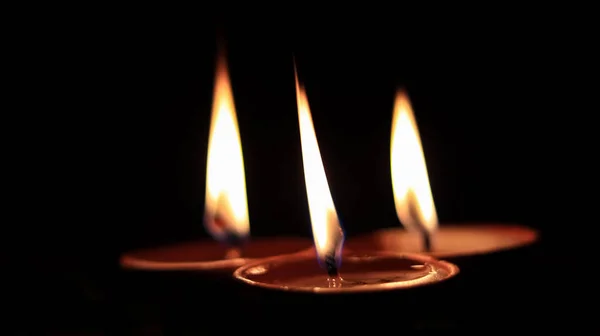三支牛油灯蜡烛在黑暗中发光 主要用于迪瓦里或迪帕瓦里节 — 图库照片
