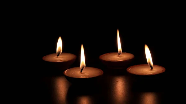 Четыре Свечи Масляной Лампы Светятся Темноте Основном Время Фестиваля Дивали — стоковое фото