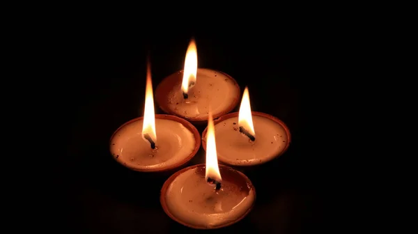 四支牛油灯蜡烛在黑暗中发光 主要用于迪瓦里或迪帕瓦里节 — 图库照片
