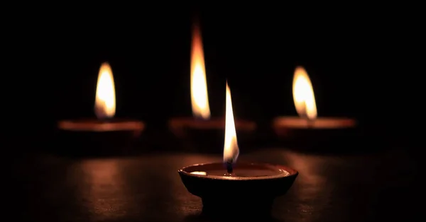 四支牛油灯蜡烛在黑暗中发光 主要用于迪瓦里或迪帕瓦里节 — 图库照片