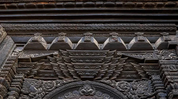 バクタプルのダルバール広場の寺の木の彫刻 — ストック写真