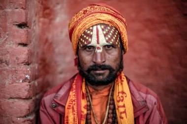 Katmandu, Nepal - 4 Kasım 2018: A Hindu aziz nötr ifade bir fotoğraf için poz ile
