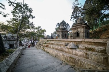 Katmandu, Nepal - 4 Kasım 2018: Yerli ve turist Pashupatinath Tapınağı tesislerinde yürüyüş