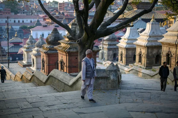 Kathmandu Nepal Novembro 2018 Homem Velho Andando Por Pashupatinath Temple — Fotografia de Stock