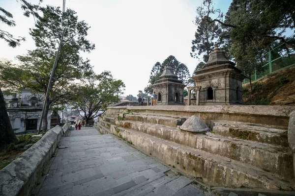 カトマンズ ネパール 2018 地元の人やパシュパティナート寺院敷地内の周りを歩く観光客 — ストック写真