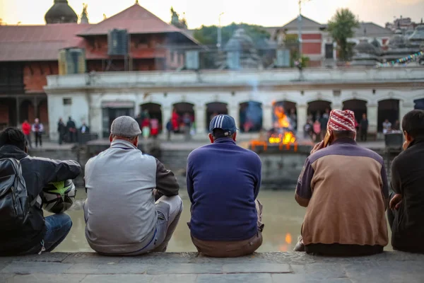 Katmandú Nepal Noviembre 2018 Personas Observando Cremación Cadáver Las Instalaciones —  Fotos de Stock