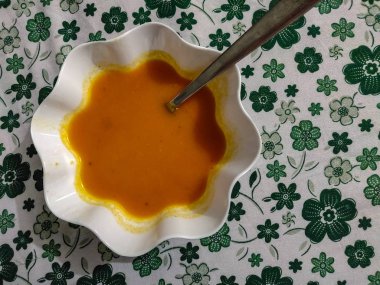 Ev yapımı havuç çorbası bir kapta sundu.