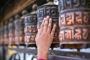 İbadet tekerlerimi Swayambhunath Stupa, etrafta dolaşan kadın