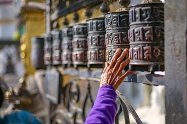 İbadet tekerlerimi Swayambhunath Stupa, etrafta dolaşan kadın