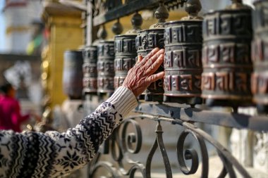 İbadet tekerlerimi Swayambhunath Stupa, etrafta dolaşan kadın