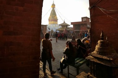 Katmandu, Nepal - 4 Kasım 2018: Sabah Swayambhunath Stupa oturan insanlar.
