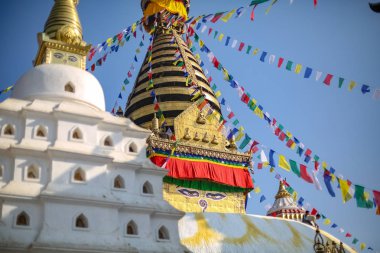 Katmandu, Nepal - 4 Kasım 2018: İnsanlar Swayambhunath Stupa boyama.