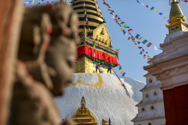 Katmandu, Nepal - 4 Kasım 2018: İnsanlar Swayambhunath Stupa boyama.