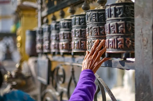 İbadet tekerlerimi Swayambhunath Stupa, etrafta dolaşan kadın