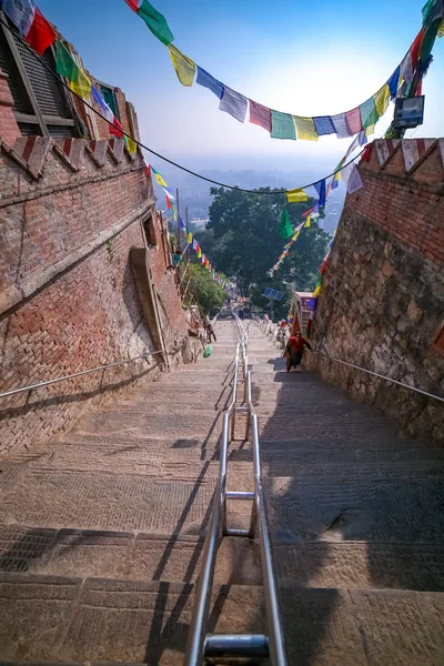 Katmandou Népal Novembre 2018 Des Gens Montent Des Escaliers Swayambhunath — Photo