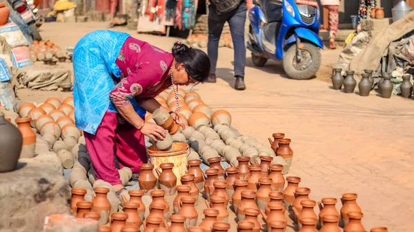 Bhaktapur Nepal Dicembre 2018 Una Donna Mezza Età Colorante Vasi — Foto Stock