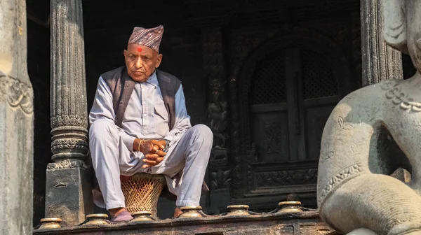 Bhaktapur Nepal Grudnia 2018 Starszy Pan Nepalski Siedzi Infront Rozciągacz — Zdjęcie stockowe