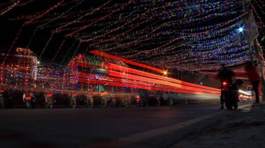 Dekorasyon ışıklar ile dekore edilmiş sokak