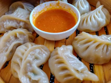 Tavuk momo ahşap bir kutuya servis. Üstten görünüm