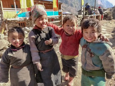 Gorkha, Nepal - 22 Aralık 2018: Nepal uzak köy kameraya gülümseyen bir Sherpa çocuklar