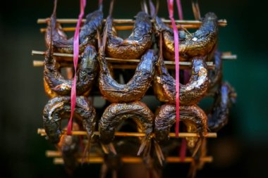 Kızarmış ve kurutulmuş balık satış için görüntülenen