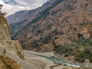 Dağ ve nehir ortasında. Doğal peyzaj