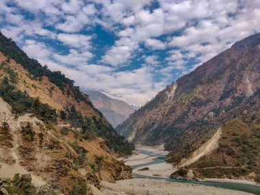 Dağ ve nehir ortasında. Doğal peyzaj